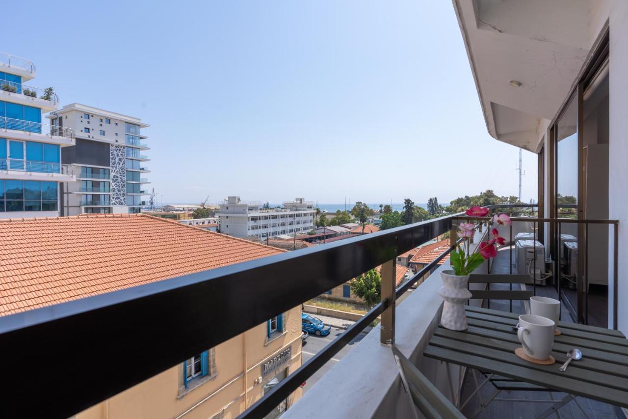Burst W/ Balcony In * Ларнака